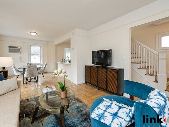 4th image of 415 Quincy Ave