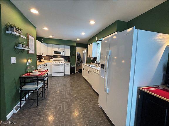 3rd image of 4039 Parkwood Ave