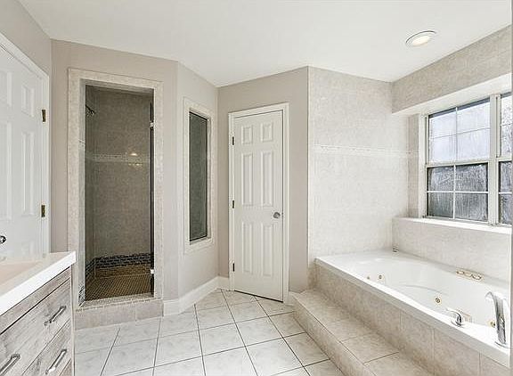 4th image of 3305 Lakewood Dr