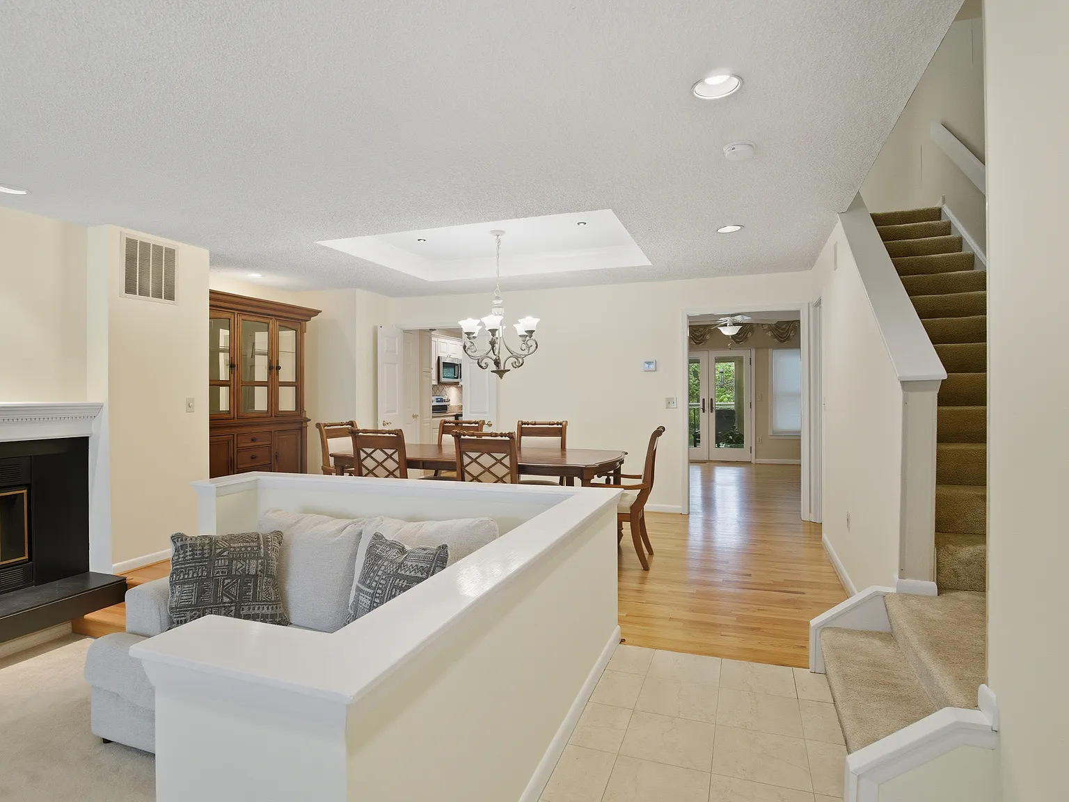 3 bed, 3.5 bath, 3076 sqft, $3,650 — Photo 4