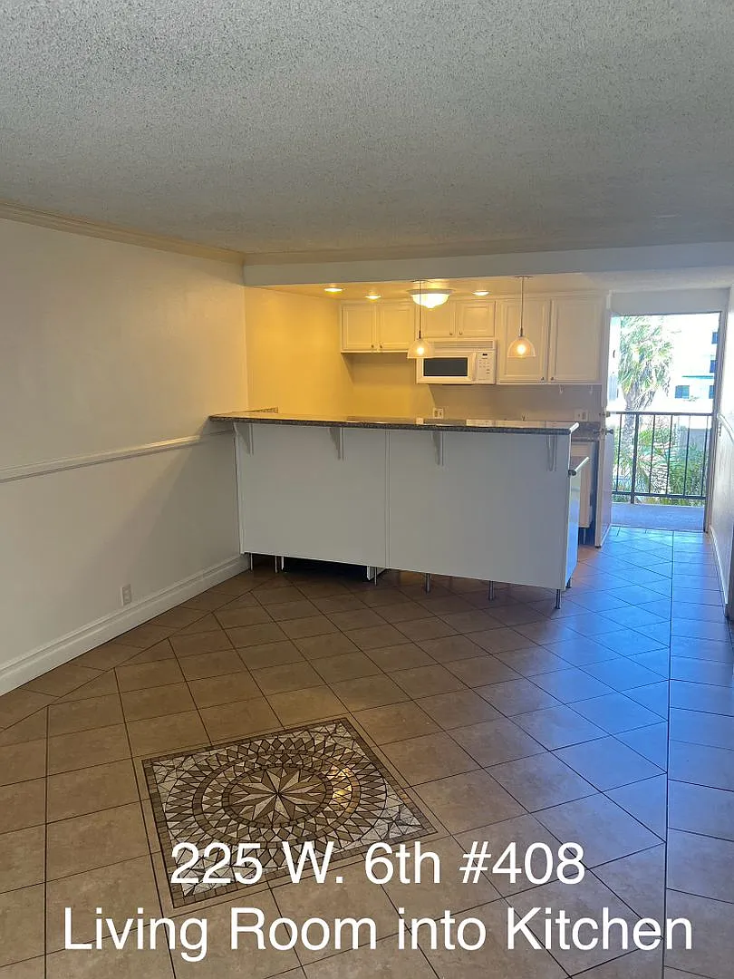 Penthouse (almost) 4th Floor CONDO — Photo 3