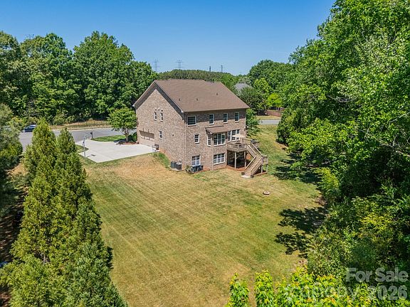 4th image of 2301 Worthington Dr