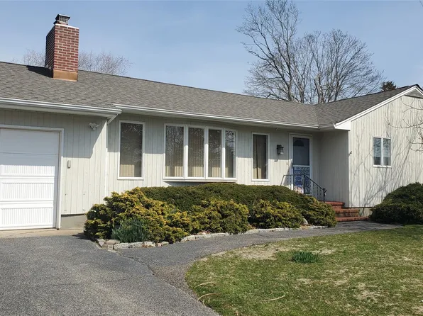 11 Harborview Place, Center Moriches, NY 11934