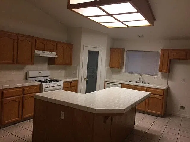 4 bed, 2576 sqft, $2,295 — Photo 3