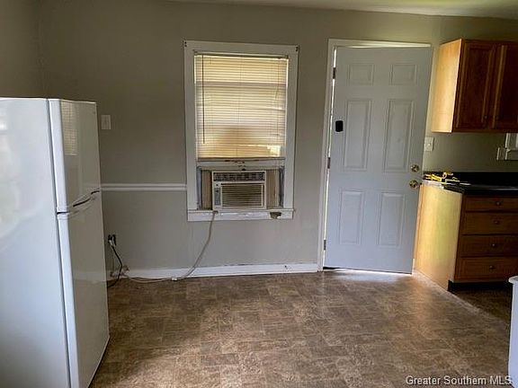 4th image of 2522 Bank St