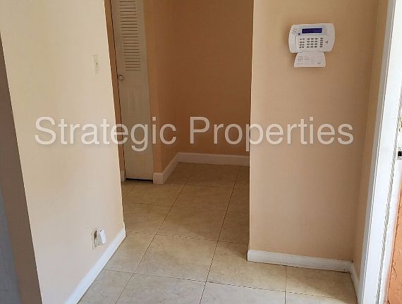 5th image of 1054 The Pointe Dr