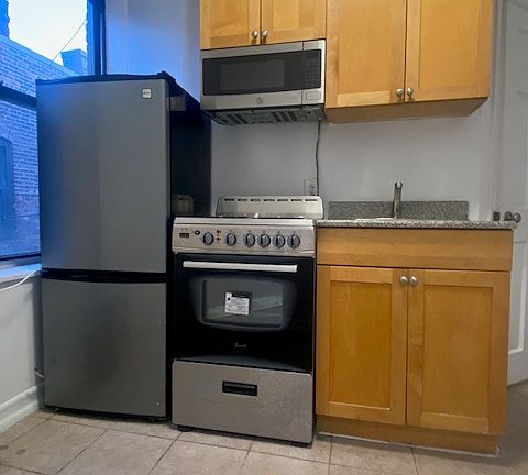 4th image of 236 E 13th St APT 26