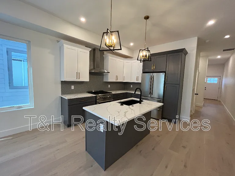930 Woodlawn Ave — Photo 8