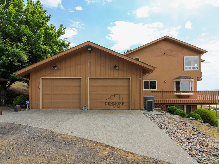 2141 N Columbia River Rd — Photo 2