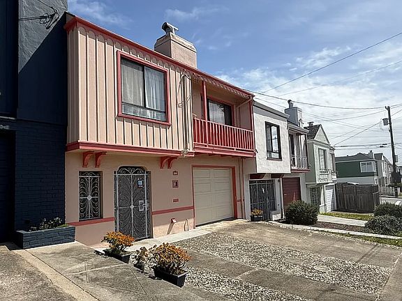 Side angle view of house