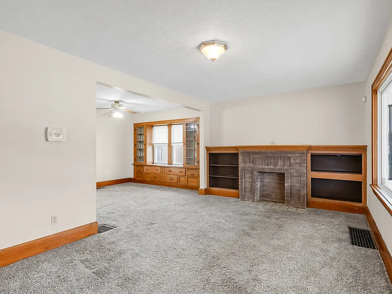 426 Selden Ave — Photo 1