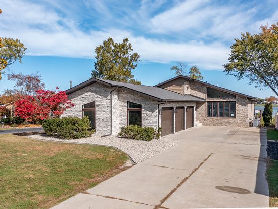 3488 W Lakeshore Dr, Crown Point, IN 46307