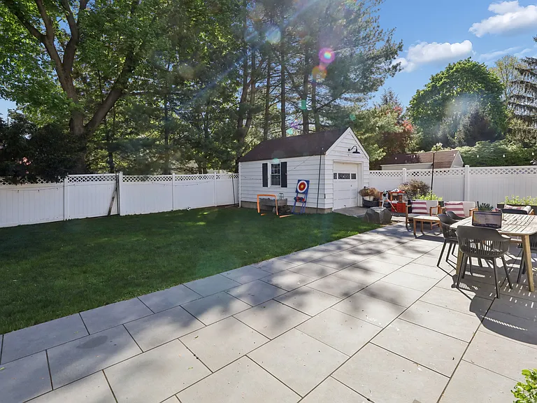 4 Lois Ave — Photo 26