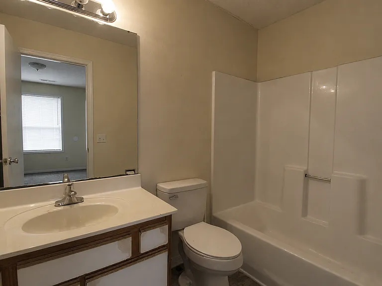 208 E 17th St — Photo 16