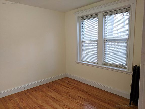 3rd image of 35 Orkney Rd APT 2