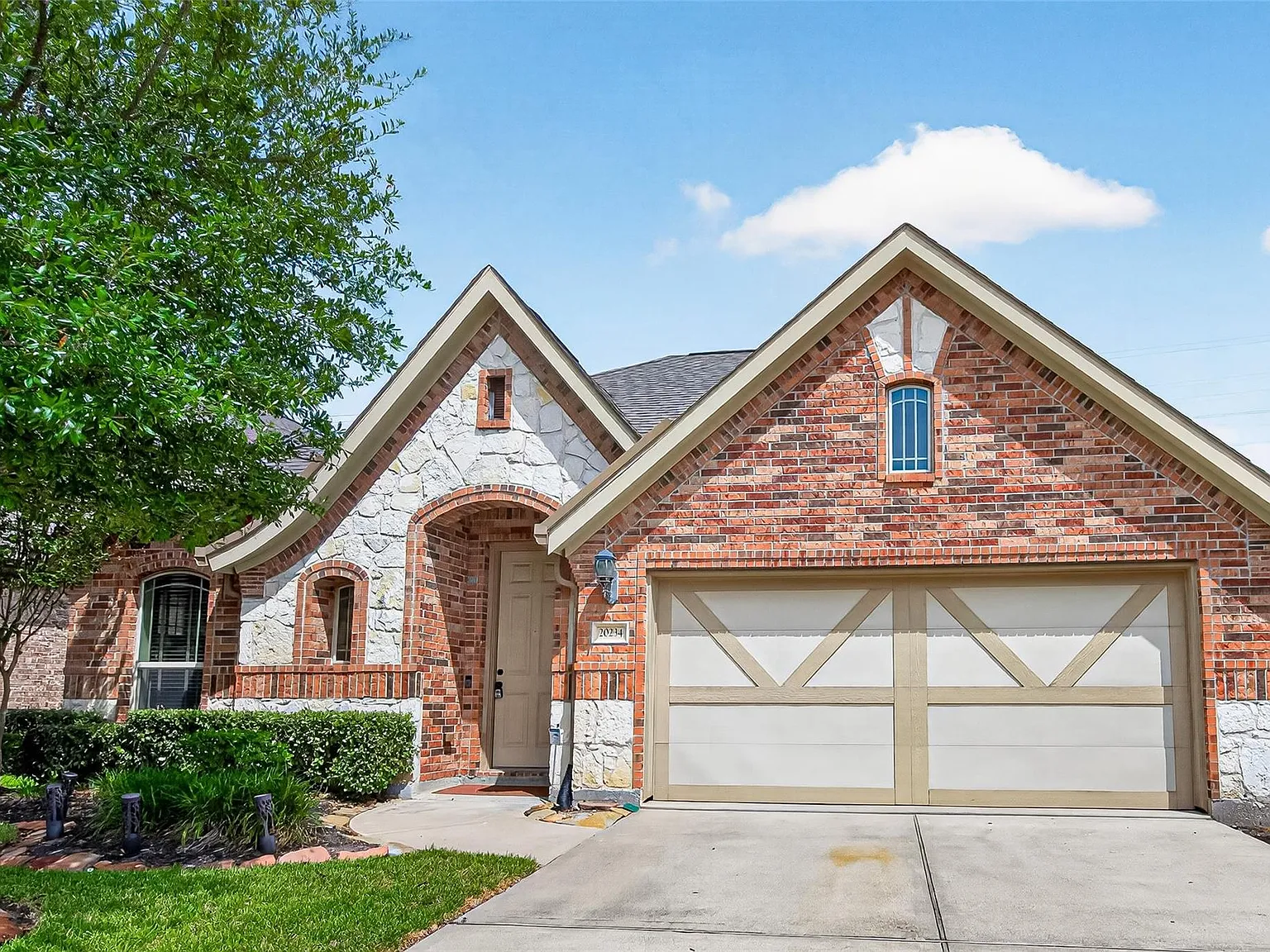 3 bed, 2.0 bath, 2029 sqft, $2,495 — Photo 1