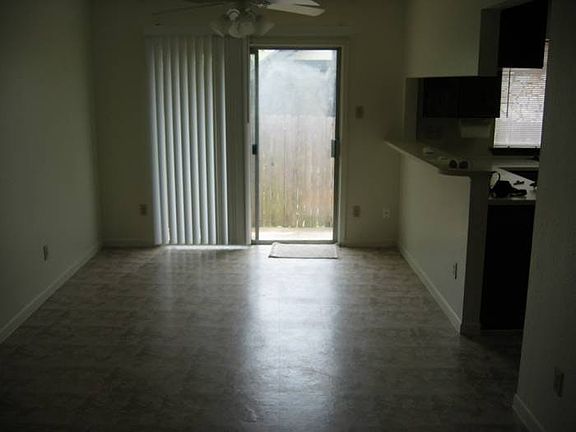Dinning Room w/serving bar