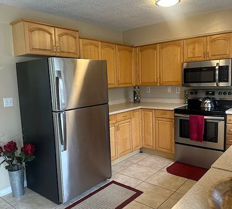 Kitchen/Fridge/Stove