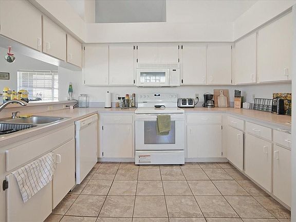 3rd image of 610 Loma Bonita Drive