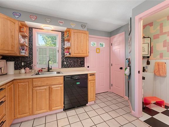 4th image of 39 Dale Ave APT D