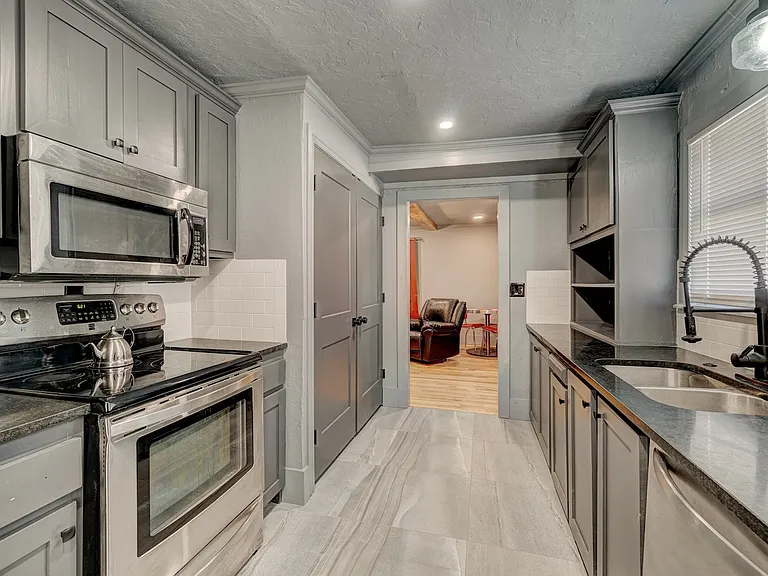 212 E Lindsey St — Photo 7