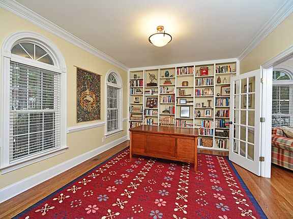 2nd image of 1401 Warwick Cir
