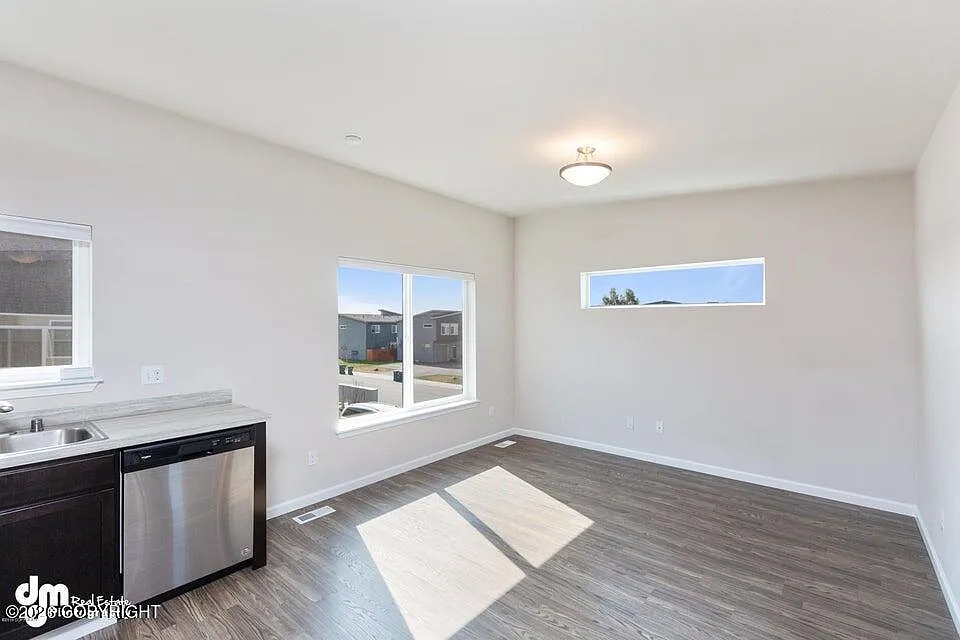 3 bed, 2.0 bath, 1000 sqft, $2,050 — Photo 4