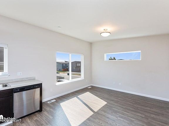 4th image of 147 Willow View Cir