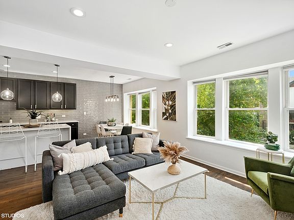 3rd image of 3106 W Leland Ave #104