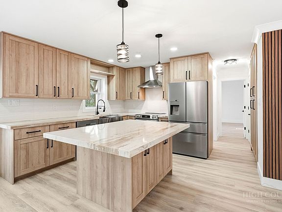 4th image of 120 Wintergreen Way