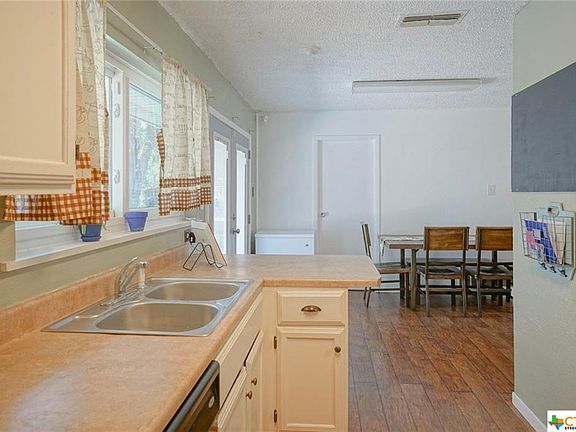 4th image of 704 E Avenue O