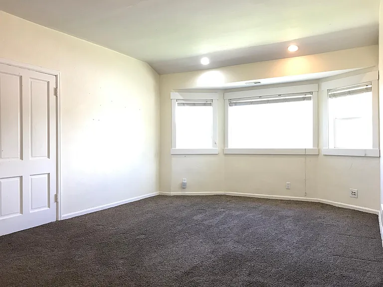1300 E Atkin Ave #UPSTAIRS — Photo 2