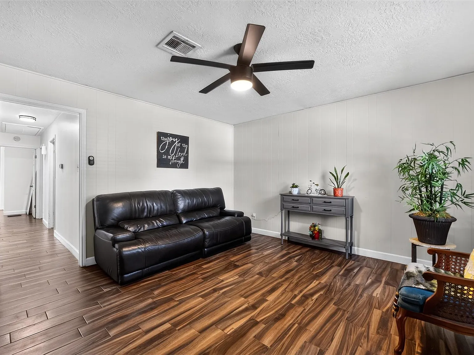 3 bed, 1.0 bath, 1057 sqft, $1,830 — Photo 4