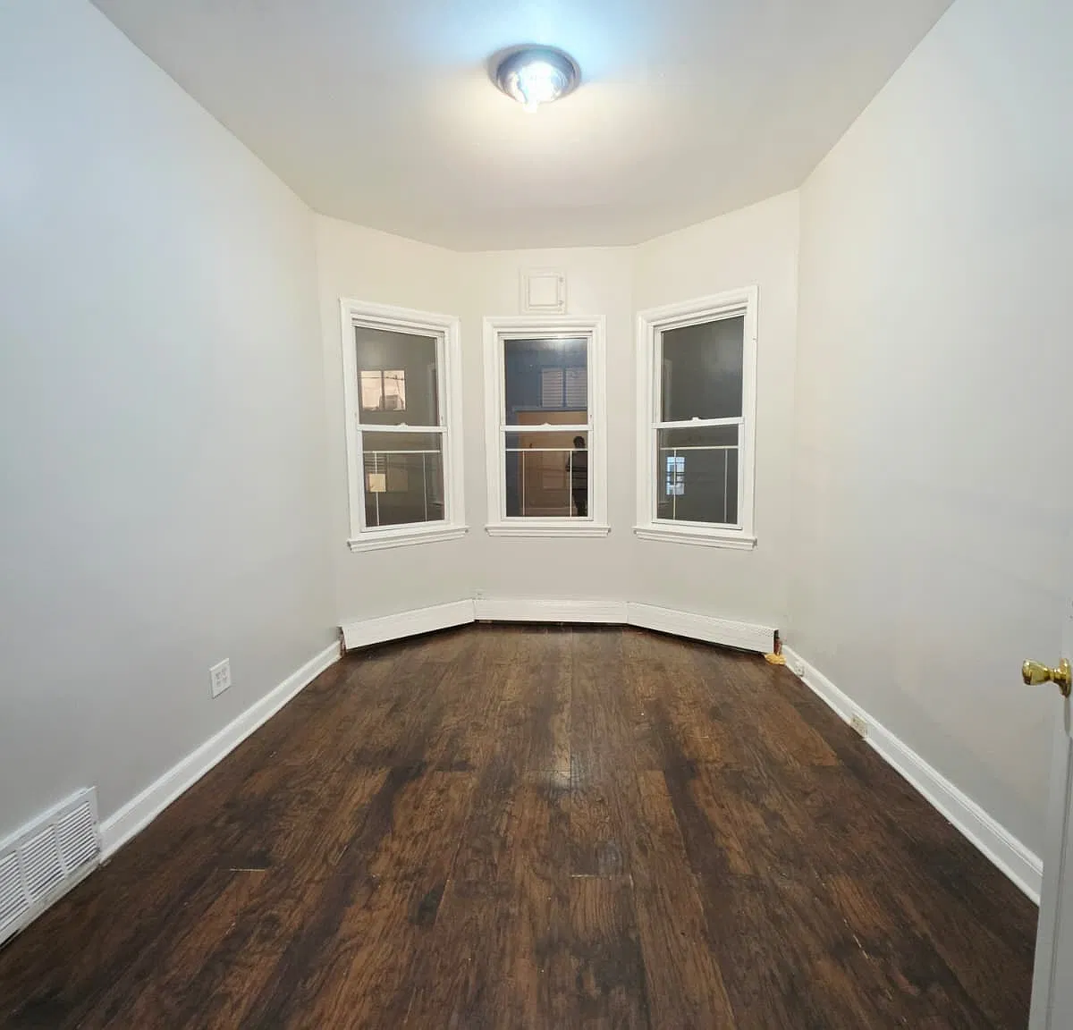 3 bed, 1000 sqft, $2,500 — Photo 2
