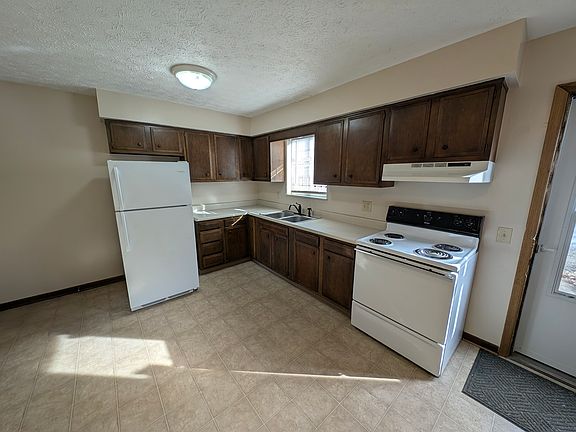 3rd image of 601 Colony Rd