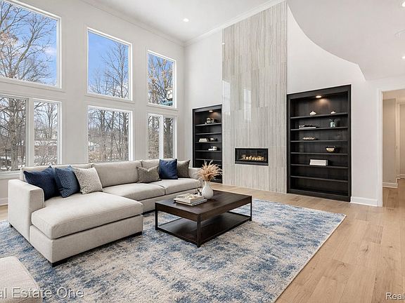 2nd image of 2423 Buckthorn Dr