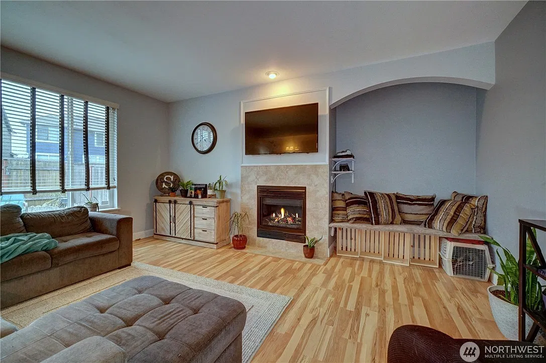 4 bed, 2.5 bath, 2049 sqft, $2,800 — Photo 4