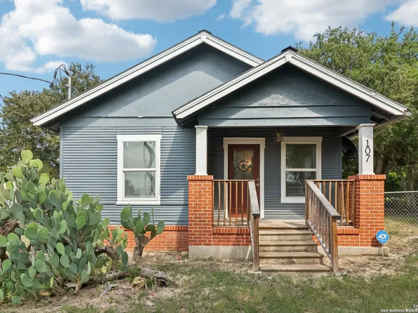 107 W Gilbert, Falls City, TX 78113