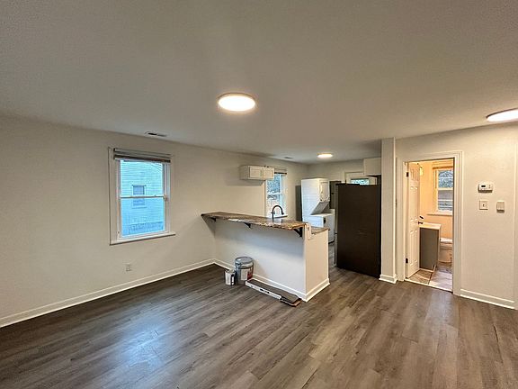 4th image of 3108 Kenyon Ave