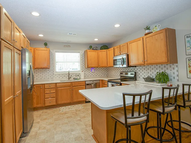 225 Adams Cir — Photo 5