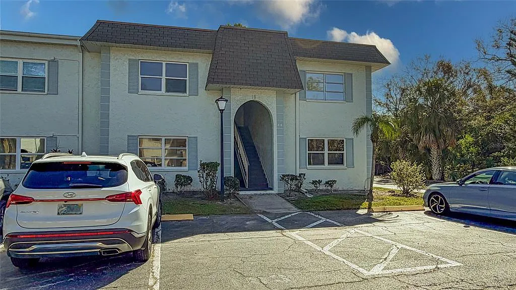1 bed, 1.0 bath, 747 sqft, $1,400 — Photo 1