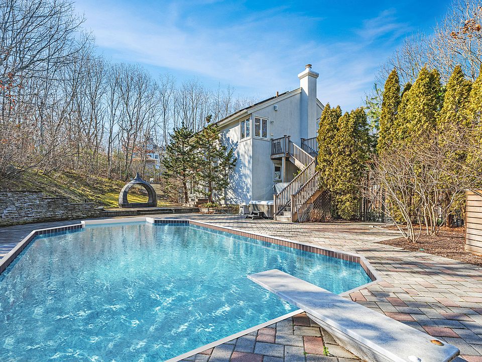 1st image of 20 Shady Cove Ln