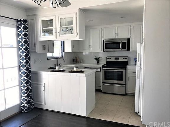 4th image of 2046 Tustin Ave