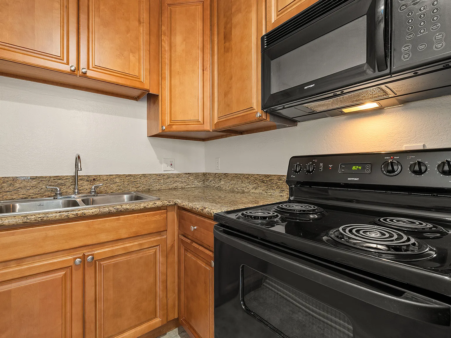 Topanga Canyon Apartments — Photo 3
