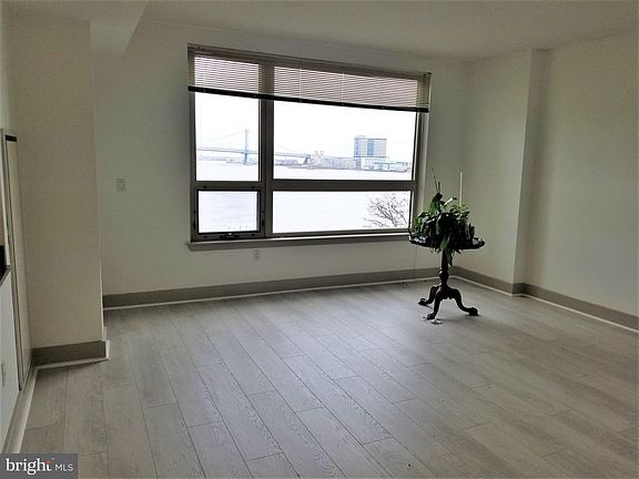 2nd image of 717 S Columbus Blvd Unit 512
