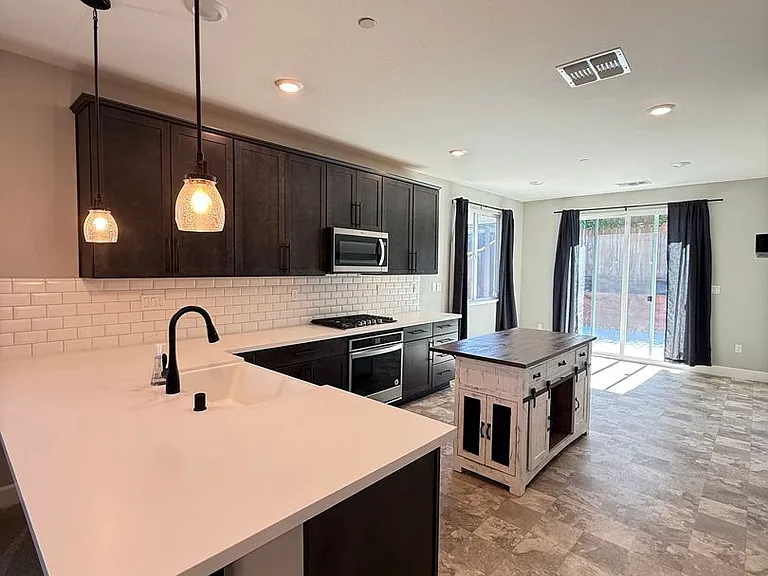 2925 Walker Way — Photo 6