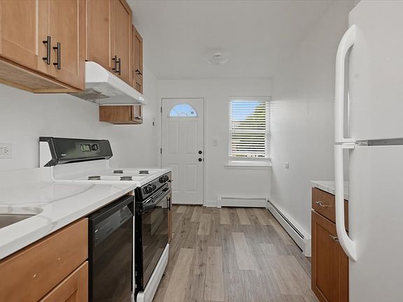 3rd image of 1725 Howard Ave W #201