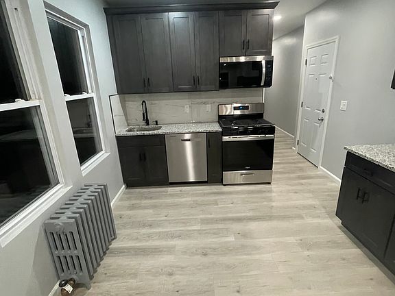 2nd image of 916-918 Pennington St #2R