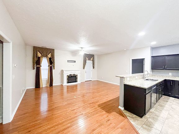 3rd image of 3512 Oak Creek Dr