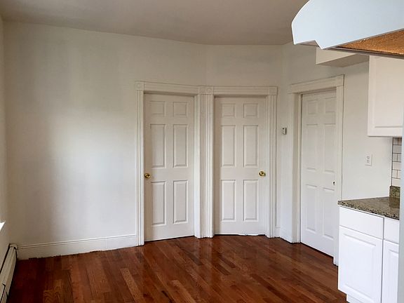 Larger portion of eat in kitchen